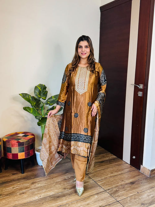 Gouri- Crepe C-cut Suit